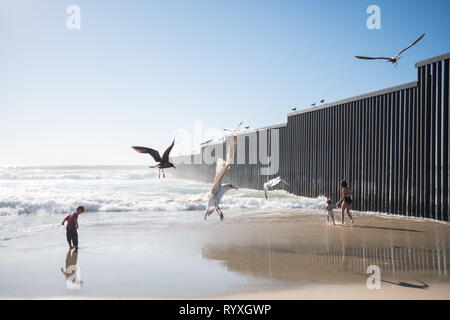 Tijuana, Baja California, Mexique. Mar 13, 2019. Les enfants sont vus qui jouent près de la frontière de plongée mur entre les États-Unis et le Mexique où beaucoup de demandeurs d'asile ont franchi. En février 2019, autour de 76 000 ont fui le sud de la frontière vers les États-Unis afin de trouver une vie meilleure. Credit : Megan Jelinger SOPA/Images/ZUMA/Alamy Fil Live News Banque D'Images