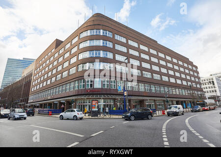 Hambourg, Allemagne. Mar 15, 2019. L'Allemagne Maison à Valentinskamp. Le bâtiment avec la substitution corner curve sera démoli à partir de 18.03.2019. Il sera remplacé par un nouveau bâtiment. Credit : Georg Wendt/dpa/Alamy Live News Banque D'Images