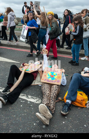 Londres, Royaume-Uni. 15 mars, 2019. Les élèves de l'école de campagne contre le changement climatique protester à l'extérieur du Parlement. Credit : Maggie sully/Alamy Live News. Les enfants de l'école en grève pour protester contre le changement climatique à l'extérieur du Parlement et de collecte sur le pont de Westminster de Londres. Certains étudiants se coucha sur le pont de Westminster, tandis que d'autres en mars avec des pancartes. Une partie de la protestation dans le monde entier 'FridaysforFuture'. Banque D'Images