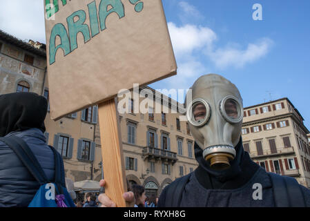 Florence, Italie. 15 mars, 2019. Vendredi pour les futures à Florence, Italie. De nombreux étudiants grève dans les places et les rues pour 'vendredi pour avenir" inspiré par le jeune militant GretaThunberg à Florence, Italie. Crédit : Mario Carovani/Alamy Live News Banque D'Images