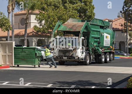 Irvine, Californie, USA. 10 mai, 2018. élimination des déchets pour recyclage Crédit : Alexey Bychkov/ZUMA/Alamy Fil Live News Banque D'Images