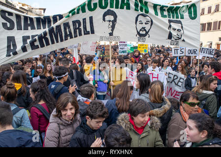 Florence, Italie. 15 mars, 2019. Vendredi pour les futures à Florence, Italie. De nombreux étudiants grève dans les places et les rues pour 'vendredi pour avenir" inspiré par le jeune militant GretaThunberg à Florence, Italie. Crédit : Mario Carovani/Alamy Live News Banque D'Images