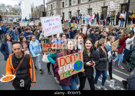 Londres, Royaume-Uni. 15 mars, 2019. Des milliers d'étudiants à participer à la deuxième grève de la jeunesse 4 Le climat. Après avoir rassemblé dans la place du Parlement, les étudiants ont défilé au palais de Buckingham, puis s'est joint à une manifestation d'Extinction rébellion qui a bloqué le pont de Westminster. Credit : Mark Kerrison/Alamy Live News Banque D'Images