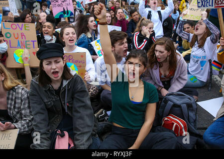 London, UK, UK. Mar 15, 2019. Vu les manifestants criant coin sur le sol, tout en bloquant le pont de Westminster au cours d'une protestation contre le changement climatique à Londres en tant qu'elles mettent en évidence les dangers du changement climatique. Credit : Dinendra Haria SOPA/Images/ZUMA/Alamy Fil Live News Banque D'Images