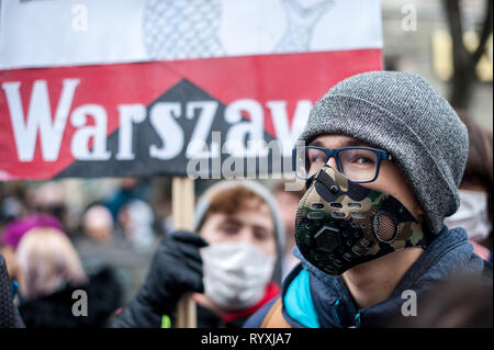 Varsovie, Pologne. Mar 15, 2019. Grève des étudiants pour le climat à Varsovie, Klimatyczny Młodzieżowy Strajk, Warszawa Crédit : Piotr Kiembłowski/Alamy Live News Banque D'Images