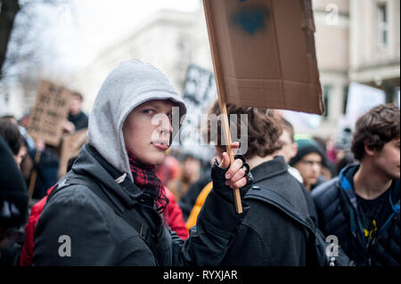 Varsovie, Pologne. Mar 15, 2019. Grève des étudiants pour le climat à Varsovie, Klimatyczny Młodzieżowy Strajk, Warszawa Crédit : Piotr Kiembłowski/Alamy Live News Banque D'Images