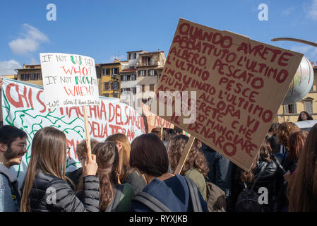 Florence, Italie. 15 mars, 2019. Vendredi pour les futures à Florence, Italie. De nombreux étudiants grève dans les places et les rues pour 'vendredi pour avenir" inspiré par le jeune militant GretaThunberg à Florence, Italie. Crédit : Mario Carovani/Alamy Live News Banque D'Images