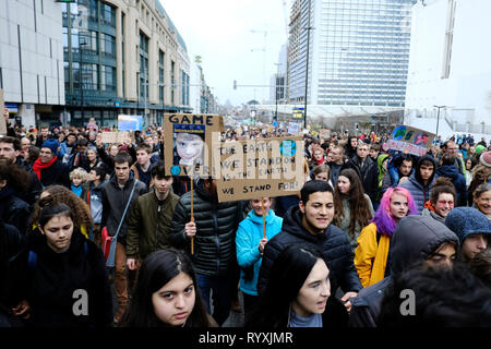 Bruxelles, Belgique. Mar 15, 2015. Les manifestants prennent part à une manifestation contre le changement climatique à Bruxelles, Belgique le 15 mars 2015. Credit : ALEXANDROS MICHAILIDIS/Alamy Live News Banque D'Images