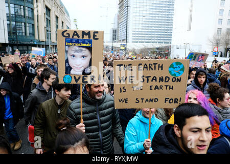 Bruxelles, Belgique. Mar 15, 2015. Les manifestants prennent part à une manifestation contre le changement climatique à Bruxelles, Belgique le 15 mars 2015. Credit : ALEXANDROS MICHAILIDIS/Alamy Live News Banque D'Images