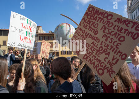 Florence, Italie. 15 mars, 2019. Vendredi pour les futures à Florence, Italie. De nombreux étudiants grève dans les places et les rues pour 'vendredi pour avenir" inspiré par le jeune militant GretaThunberg à Florence, Italie. Crédit : Mario Carovani/Alamy Live News Banque D'Images