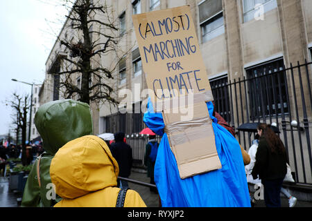 Bruxelles, Belgique. Mar 15, 2015. Les manifestants prennent part à une manifestation contre le changement climatique à Bruxelles, Belgique le 15 mars 2015. Credit : ALEXANDROS MICHAILIDIS/Alamy Live News Banque D'Images