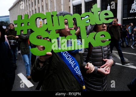 Bruxelles, Belgique. Mar 15, 2015. Les manifestants prennent part à une manifestation contre le changement climatique à Bruxelles, Belgique le 15 mars 2015. Credit : ALEXANDROS MICHAILIDIS/Alamy Live News Banque D'Images