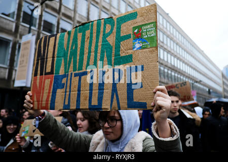Bruxelles, Belgique. Mar 15, 2015. Les manifestants prennent part à une manifestation contre le changement climatique à Bruxelles, Belgique le 15 mars 2015. Credit : ALEXANDROS MICHAILIDIS/Alamy Live News Banque D'Images