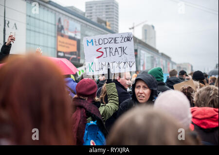 Varsovie, Pologne. Mar 15, 2019. Grève des étudiants pour le climat à Varsovie, Klimatyczny Młodzieżowy Strajk, Warszawa Crédit : Piotr Kiembłowski/Alamy Live News Banque D'Images