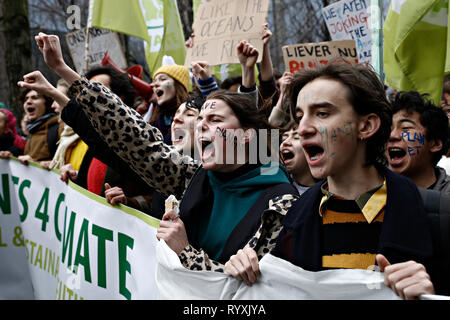 Bruxelles, Belgique. Mar 15, 2015. Les manifestants prennent part à une manifestation contre le changement climatique à Bruxelles, Belgique le 15 mars 2015. Credit : ALEXANDROS MICHAILIDIS/Alamy Live News Banque D'Images