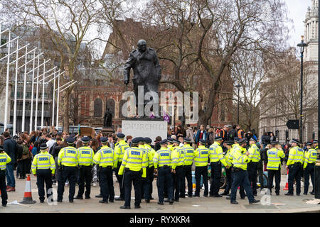 Londres, Royaume-Uni. Mar 15, 2019. Jeune fille avec des bannières grève pour le changement climatique à l'extérieur de Westminster. Metropolitan Police entouré de manifestants. Credit : AndKa/Alamy Live News Banque D'Images