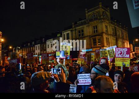 Londres, Royaume-Uni. Mar 15, 2019.La foule lors d'un rassemblement pour les victimes de l'attaque terroriste de Christchurch, lors d'un rassemblement à proximité de mosquée de Finsbury Park à Londres. Le rassemblement a été organisé par Stand up au racisme en réponse à la récente fusillade en Nouvelle-Zélande. Au moins un homme armé a tué 49 personnes et blessé plus de 40 pendant les prières du vendredi dans deux mosquées de la Nouvelle-Zélande. Credit : Claire Doherty/Alamy Live News Banque D'Images