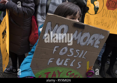 Chicago, Illinois, USA. Mar 15, 2019. Les étudiants de l'espace de Chicagoland le long avec des milliers à travers le monde. Quitté les classes le vendredi pour protester contre l'inaction des gouvernements. Quand il s'agit de la menace croissante du changement climatique. Credit : Rick Majewski/ZUMA/Alamy Fil Live News Banque D'Images