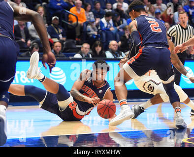 15 mars, 2019 ; Auburn Tigers avant Chuma Okeke (5) plongées pour la balle contre le lâche Gamecocks Caroline du Sud au cours d'une série de championnat SEC match entre l'Auburn Tigers vs South Carolina Gamecocks chez Bridgestone Arena de Nashville, TN (Obligatoire Crédit Photo : Steve Roberts/Cal Sport Media) Banque D'Images