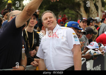 Melbourne, Victoria, Australie. Mar 15, 2019. Championnat du Monde de Formule 1 de la FIA 2019 Rolex - Formule 1 Grand Prix d'Australie. Melbourne à pied Zac Brown Directeur général de McLaren Racing, signe des autographes pour les fans. Credit : brett keating/Alamy Live News Banque D'Images