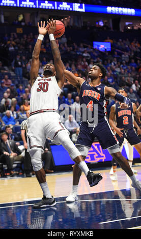 15 mars, 2019 ; Auburn Tigers guard Malik Dunbar (4) fautes Caroline du Sud Gamecocks avant Chris Silva (30), comme il tire au cours d'une série de championnat SEC match entre l'Auburn Tigers vs South Carolina Gamecocks chez Bridgestone Arena de Nashville, TN (Obligatoire Crédit Photo : Steve Roberts/Cal Sport Media) Banque D'Images