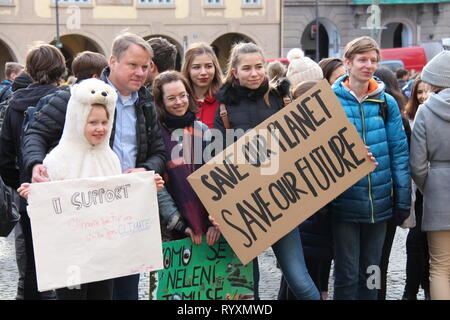 Prague, République tchèque. Mar 15, 2019. Les gens inscrivez-vous les 'global vendredi pour l'initiative des futurs à Prague, capitale de la République tchèque, le 15 mars 2019. Des centaines d'étudiants réunis ici vendredi pour rejoindre la lutte mondiale vendredi pour Avenir" initiative, appelant les hommes politiques à s'attaquer aux effets du changement climatique. Credit : Dana Kesnerova/Xinhua/Alamy Live News Banque D'Images