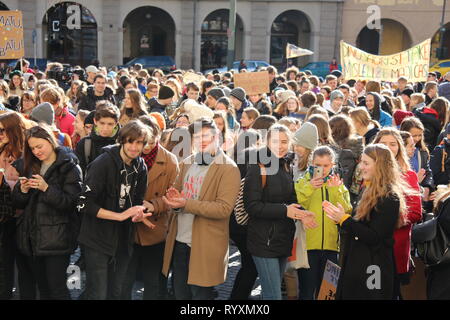 Prague, République tchèque. Mar 15, 2019. Les gens inscrivez-vous les 'global vendredi pour l'initiative des futurs à Prague, capitale de la République tchèque, le 15 mars 2019. Des centaines d'étudiants réunis ici vendredi pour rejoindre la lutte mondiale vendredi pour Avenir" initiative, appelant les hommes politiques à s'attaquer aux effets du changement climatique. Credit : Dana Kesnerova/Xinhua/Alamy Live News Banque D'Images