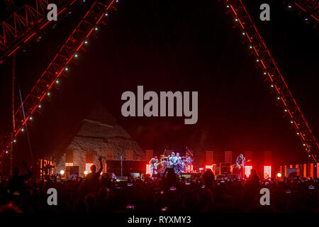 Le Caire, Égypte. Mar 15, 2019. Le groupe américain The Red Hot Chili Peppers se produit dans les pyramides de Gizeh à l'extérieur du Caire. Credit : Gehad Hamdy/dpa/Alamy Live News Banque D'Images