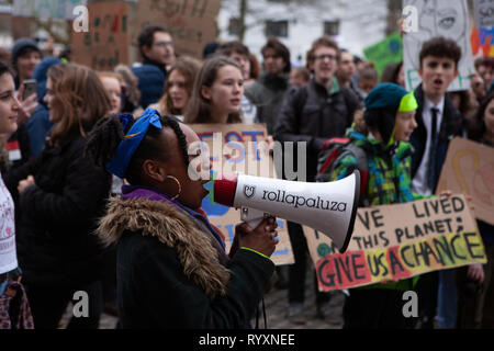 Des étudiants de partout dans le Devon, au Royaume-Uni, se réunissent le vendredi 4 mars de la future manifestation pour mettre en lumière le changement climatique avec la grève des jeunes 4 climat Banque D'Images