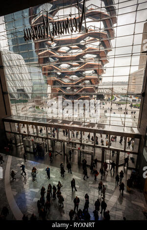 New York, USA. Mar 15, 2019. Le navire est vu de l'entrée de l'Hudson Yards mall sur le côté ouest de Manhattan sur son grand jour d'ouverture, le vendredi 15 mars, 2019. Les détaillants, y compris le magasin Neiman Marcus, ont ouvert leurs boutiques dans le développement qui a été construit sur une plate-forme sur le côté ouest un triage ferroviaire. Bureau, habitation, l'espace public et espace de vente au détail représentent la première étape dans ce qui est sans doute le plus coûteux projet de construction jamais construit aux États-Unis (© Richard B. Levine) Crédit : Richard Levine/Alamy Live News Banque D'Images