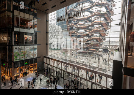 New York, USA. Mar 15, 2019. Le navire est vu de l'entrée de l'Hudson Yards mall sur le côté ouest de Manhattan sur son grand jour d'ouverture, le vendredi 15 mars, 2019. Les détaillants, y compris le magasin Neiman Marcus, ont ouvert leurs boutiques dans le développement qui a été construit sur une plate-forme sur le côté ouest un triage ferroviaire. Bureau, habitation, l'espace public et espace de vente au détail représentent la première étape dans ce qui est sans doute le plus coûteux projet de construction jamais construit aux États-Unis (© Richard B. Levine) Crédit : Richard Levine/Alamy Live News Banque D'Images