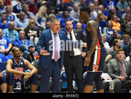 15 mars, 2019 ; l'entraîneur-chef des Tigres Auburn Bruce Pearl parle avec Auburn Tigers guard Samir Doughty (10) contre le Gamecocks Caroline du Sud au cours d'une série de championnat SEC match entre l'Auburn Tigers vs South Carolina Gamecocks chez Bridgestone Arena de Nashville, TN (Obligatoire Crédit Photo : Steve Roberts/Cal Sport Media) Banque D'Images