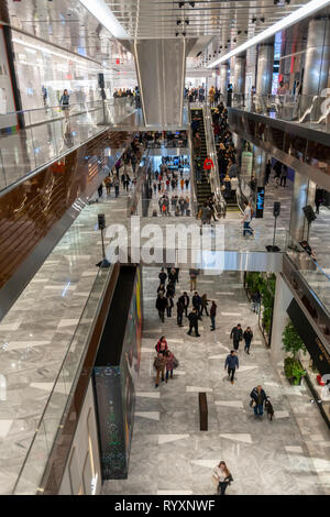 New York, USA. Mar 15, 2019. Visiteurs se pressent l'Hudson Yards mall sur le côté ouest de Manhattan sur son grand jour d'ouverture, le vendredi 15 mars, 2019. Les détaillants, y compris le magasin Neiman Marcus, ont ouvert leurs boutiques dans le développement qui a été construit sur une plate-forme sur le côté ouest un triage ferroviaire. Bureau, habitation, l'espace public et espace de vente au détail représentent la première étape dans ce qui est sans doute le plus coûteux projet de construction jamais construit aux États-Unis (Â© Richard B. Levine) Crédit : Richard Levine/Alamy Live News Banque D'Images