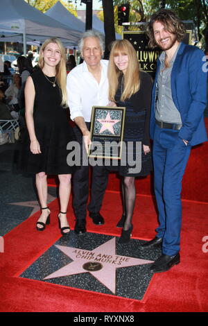 Hollywood, Californie, USA. Mar 13, 2019. J16039CHW.La Chambre de commerce de Hollywood honore Alvin et les Chipmunks avec une étoile sur le Hollywood Walk of Fame en célébration de leur 60e anniversaire ! .6600 Hollywood Boulevard en face de la Boutique Costume Toy & Hollywood, Hollywood, Californie, USA .03/14/2019 .VANESSA BAGDASARIAN, ROSS BAGDASARIAN, JANICE KARMAN ET MICHAEL BAGDASARIAN - LES PROPRIÉTAIRES ET LES PRODUCTEURS DES CHIPMUNKS . © H.Clinton Wallace/Photomundo/ International Inc Photos Credit : Clinton Wallace/Globe Photos/ZUMA/Alamy Fil Live News Banque D'Images
