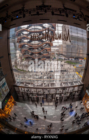 New York, USA. Mar 15, 2019. Le navire est vu de l'entrée de l'Hudson Yards mall sur le côté ouest de Manhattan sur son grand jour d'ouverture, le vendredi 15 mars, 2019. Les détaillants, y compris le magasin Neiman Marcus, ont ouvert leurs boutiques dans le développement qui a été construit sur une plate-forme sur le côté ouest un triage ferroviaire. Bureau, habitation, l'espace public et espace de vente au détail représentent la première étape dans ce qui est sans doute le plus coûteux projet de construction jamais construit aux États-Unis (Â© Richard B. Levine) Crédit : Richard Levine/Alamy Live News Banque D'Images