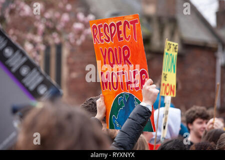 Des étudiants de partout dans le Devon, au Royaume-Uni, se réunissent le vendredi 4 mars de la future manifestation pour mettre en lumière le changement climatique avec la grève des jeunes 4 climat Banque D'Images