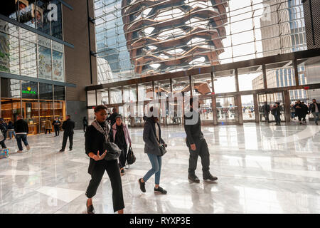 New York, USA. Mar 15, 2019. Le navire est vu de l'entrée de l'Hudson Yards mall sur le côté ouest de Manhattan sur son grand jour d'ouverture, le vendredi 15 mars, 2019. Les détaillants, y compris le magasin Neiman Marcus, ont ouvert leurs boutiques dans le développement qui a été construit sur une plate-forme sur le côté ouest un triage ferroviaire. Bureau, habitation, l'espace public et espace de vente au détail représentent la première étape dans ce qui est sans doute le plus coûteux projet de construction jamais construit aux États-Unis (© Richard B. Levine) Crédit : Richard Levine/Alamy Live News Banque D'Images