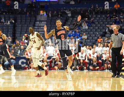 15 mars, 2019 ; Auburn Tigers guard Bryce Brown (2) célèbre comme il coule vers le bas sur la cour gagner contre les Gamecocks Caroline du Sud au cours d'une série de championnat SEC match entre l'Auburn Tigers vs South Carolina Gamecocks chez Bridgestone Arena de Nashville, TN (Obligatoire Crédit Photo : Steve Roberts/Cal Sport Media) Banque D'Images