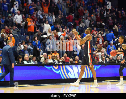 15 mars, 2019 ; Auburn Tigers avant Anfernee McLemore (24) maline à la foule après la victoire au cours d'une série de championnat SEC match entre l'Auburn Tigers vs South Carolina Gamecocks chez Bridgestone Arena de Nashville, TN (Obligatoire Crédit Photo : Steve Roberts/Cal Sport Media) Banque D'Images