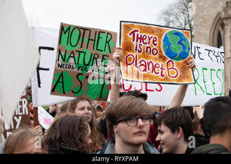 Des étudiants de partout dans le Devon, au Royaume-Uni, se réunissent le vendredi 4 mars de la future manifestation pour mettre en lumière le changement climatique avec la grève des jeunes 4 climat Banque D'Images