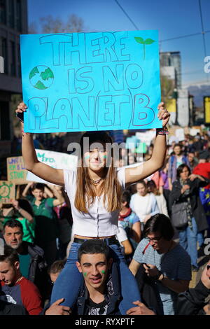 Turin, Italie. 15 mars, 2019. Les manifestants avec banderoles lors d'une grève de la jeunesse pour le climat vendredi mars pour les crédit : Michele D'Ottavio/Alamy Live News Banque D'Images