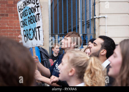 Des étudiants de partout dans le Devon, au Royaume-Uni, se réunissent le vendredi 4 mars de la future manifestation pour mettre en lumière le changement climatique avec la grève des jeunes 4 climat Banque D'Images