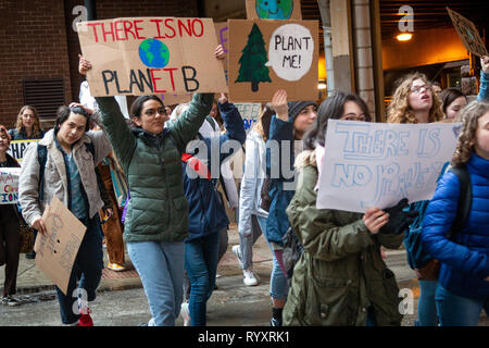 Chicago, USA. Mar 15, 2019. Dans le cadre du world wide 'jeunes' grève climatique un groupe animé de jeunes gens de la région de Chicago a quitté leurs écoles ce matin, rassemblés près du Field Museum et ont défilé dans Grant Park Plaza au fédéral dans la boucle, scandant leur engagement à mettre fin à la menace du changement climatique. Dans la place, les jeunes orateurs, principalement des étudiants d'écoles secondaires de la région, a exhorté la foule à demander des comptes au gouvernement par 'd'à voter, se présenter aux élections, et leur vote out' si les élus de refuser que le changement climatique est une menace. Crédit : Matthieu Kaplan/Alamy L Banque D'Images