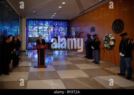 New York, USA. 15 mars, 2019. Secrétaire général de l'ONU Antonio Guterres (C) assiste à une cérémonie de dépôt au siège de l ONU à New York, le 15 mars 2019. Une couronne de fleurs blanches a été portée à l'angle nord-ouest du hall des visiteurs dans l'Organisation des Nations Unies siège à New York vendredi pour commémorer le les membres du personnel de l'ONU qui ont perdu la vie dans l'accident d'avion d'Ethiopian Airlines. Credit : Muzi Li/Xinhua/Alamy Live News Banque D'Images