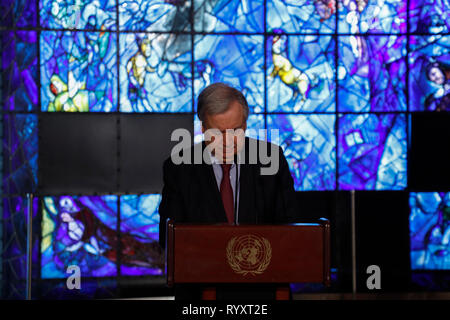 New York, USA. 15 mars, 2019. Secrétaire général de l'ONU Antonio Guterres observe une minute de silence au cours d'une cérémonie au siège des Nations Unies à New York, le 15 mars 2019. Une couronne de fleurs blanches a été portée à l'angle nord-ouest du hall des visiteurs dans l'Organisation des Nations Unies siège à New York vendredi pour commémorer le les membres du personnel de l'ONU qui ont perdu la vie dans l'accident d'avion d'Ethiopian Airlines. Credit : Muzi Li/Xinhua/Alamy Live News Banque D'Images