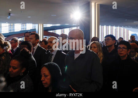 New York, USA. 15 mars, 2019. Les membres du personnel des Nations Unies assister à une cérémonie de dépôt au siège de l ONU à New York, le 15 mars 2019. Une couronne de fleurs blanches a été portée à l'angle nord-ouest du hall des visiteurs dans l'Organisation des Nations Unies siège à New York vendredi pour commémorer le les membres du personnel de l'ONU qui ont perdu la vie dans l'accident d'avion d'Ethiopian Airlines. Credit : Muzi Li/Xinhua/Alamy Live News Banque D'Images