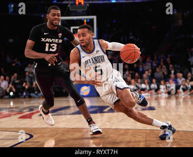 New York, New York, USA. Mar 15, 2019. Villanova Wildcats guard Phil Booth (5) disques durs pour le panier n la première moitié lors de la demi-finale du tournoi Big East entre les mousquetaires et Xavier les Wildcats de Villanova au Madison Square Garden de New York. Duncan Williams/CSM/Alamy Live News Banque D'Images