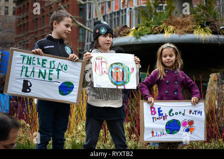 New York, USA. Mar 15, 2019. Les jeunes gens portant des affiches à la grève des étudiants pour réclamer des mesures sur le changement climatique à New York. Crédit : Christopher Penler/Alamy Live News Banque D'Images