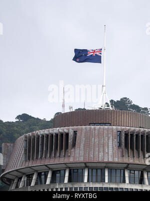 Wellington, Nouvelle-Zélande. Mar 16, 2019. Un nouveau drapeau national de la Nouvelle-Zélande vole en berne devant les édifices du parlement à Wellington, capitale de la Nouvelle-Zélande, le 16 mars 2019. Des hommes armés ont ouvert le feu dans deux mosquées à Christchurch le vendredi, tuant 49 personnes et blessant 48 autres. Credit : Guo Lei/Xinhua/Alamy Live News Banque D'Images