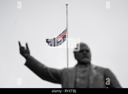 Wellington, Nouvelle-Zélande. Mar 16, 2019. Un nouveau drapeau national de la Nouvelle-Zélande vole en berne devant les édifices du parlement à Wellington, capitale de la Nouvelle-Zélande, le 16 mars 2019. Des hommes armés ont ouvert le feu dans deux mosquées à Christchurch le vendredi, tuant 49 personnes et blessant 48 autres. Credit : Guo Lei/Xinhua/Alamy Live News Banque D'Images